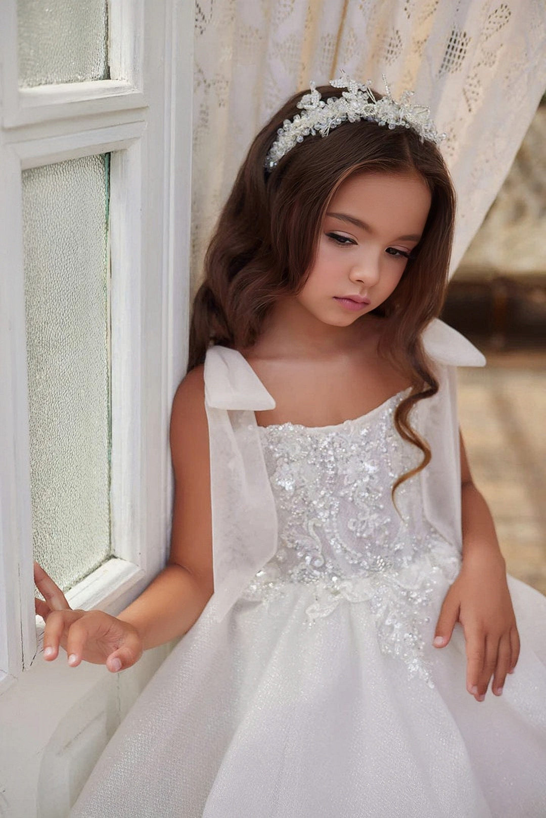 Sunnypetal White Lace Sequins Beads Flower Girl Dress Ball-Gown Knee-Length Ruffled Dress