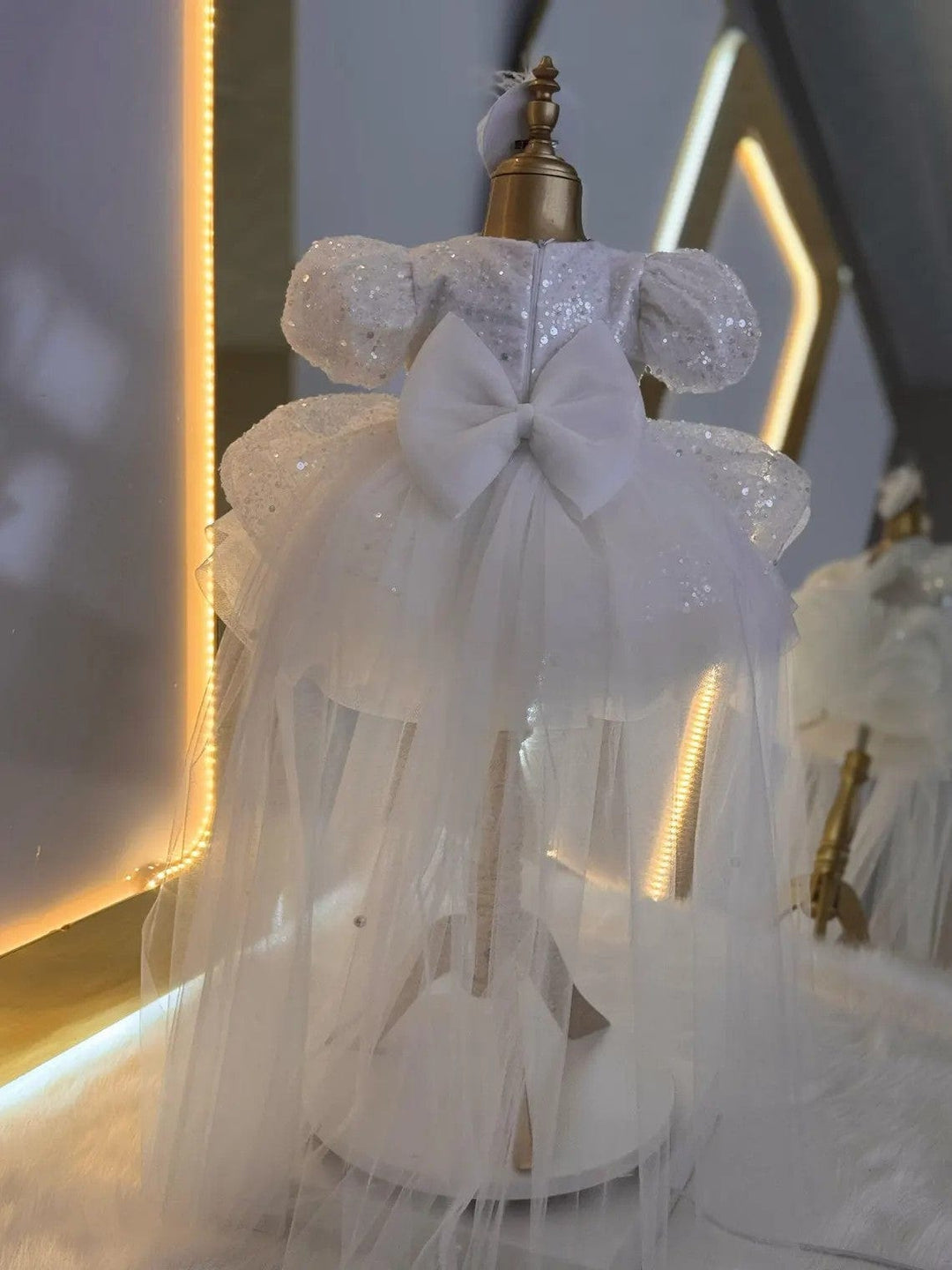 Sunnypetal White Puff Sleeves V-Neck Sequin Bow Flower Girl Dresses with Tulle Train
