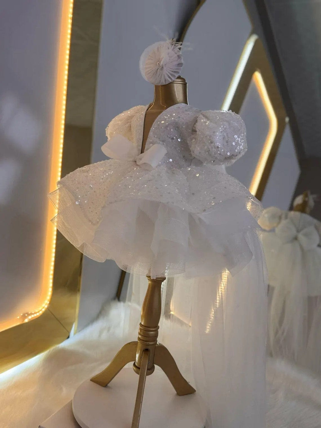 Sunnypetal White Puff Sleeves V-Neck Sequin Bow Flower Girl Dresses with Tulle Train