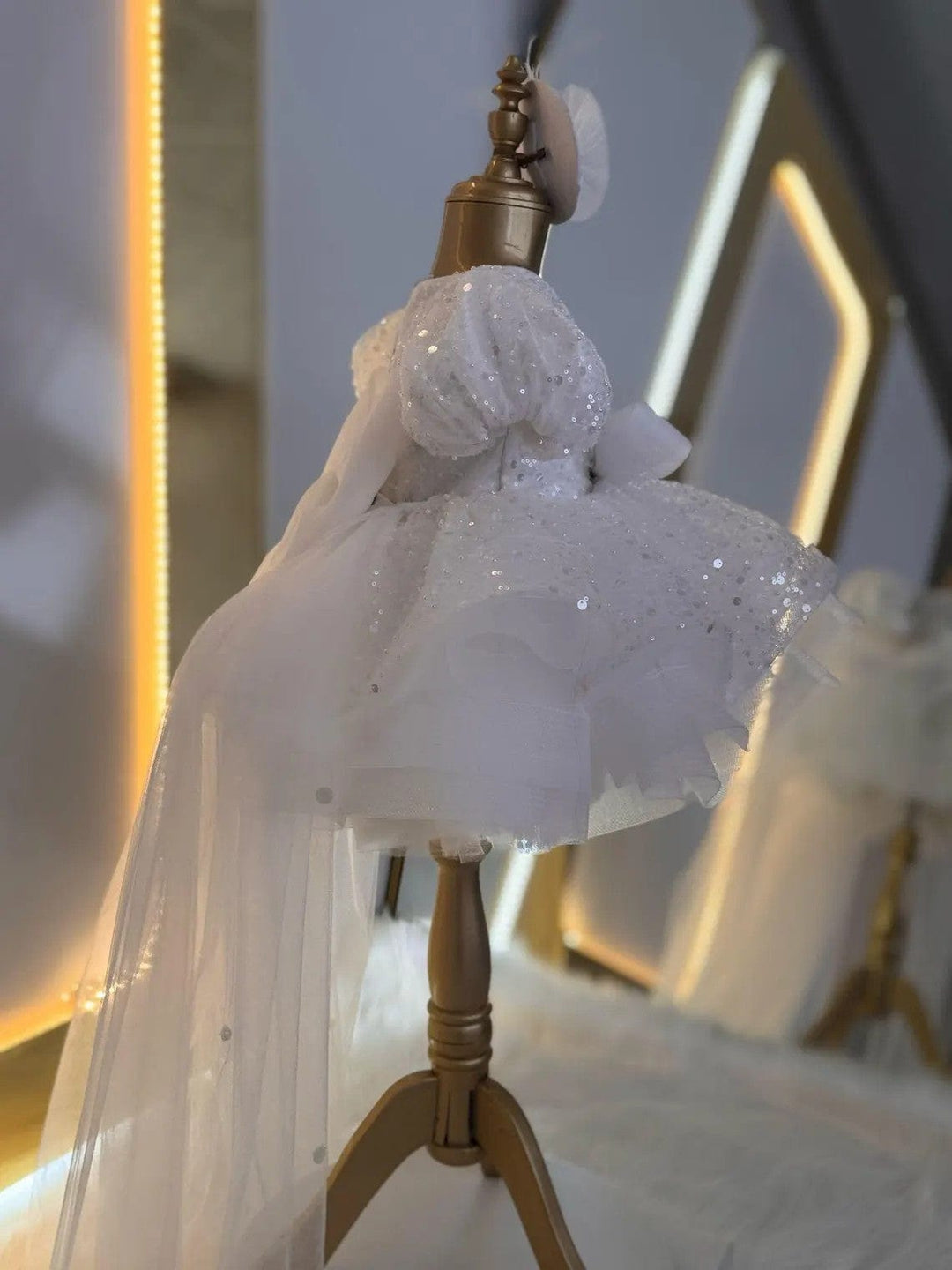 Sunnypetal White Puff Sleeves V-Neck Sequin Bow Flower Girl Dresses with Tulle Train