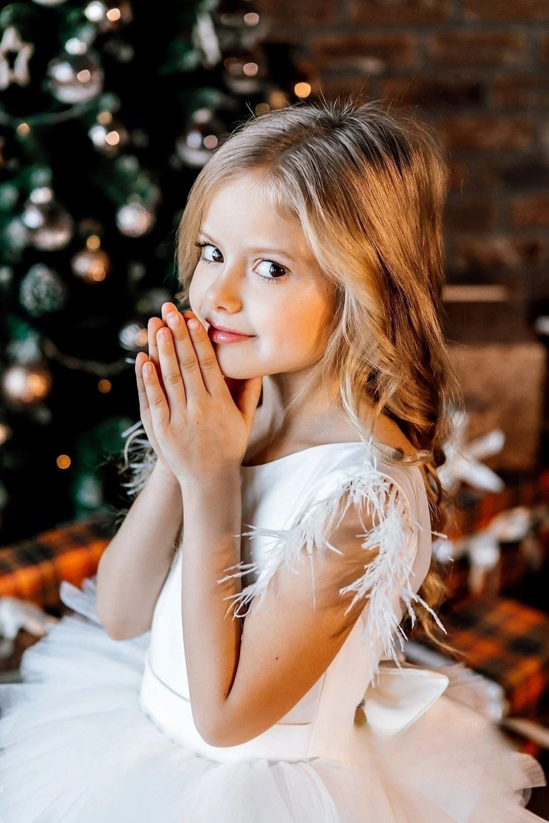 Sunnypetal White Satin Bodice Layered Puff Tulle Communion Flower Girl Dresses with Feathers