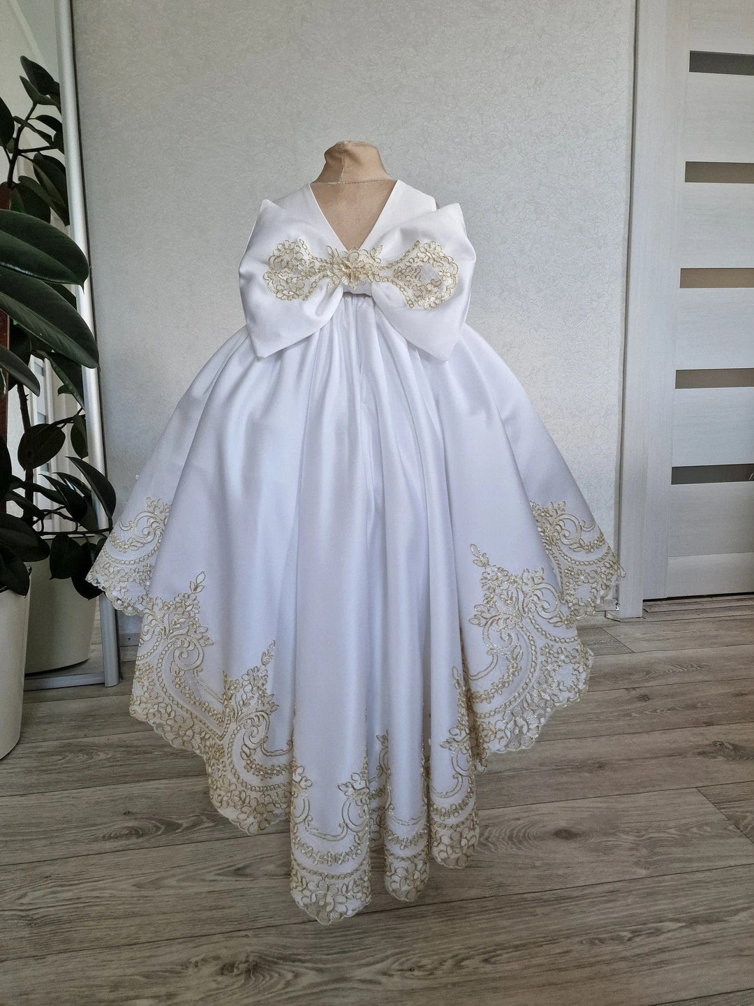 Sunnypetal White Satin Flower Girl Dresses Toddler Communion Baptism Dress with Golden Lace