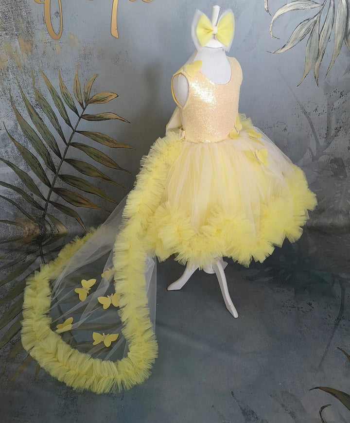 Sunnypetal Yellow Puff Tulle  Flower Girl Dresses with 3D Butterfly Detachable Train