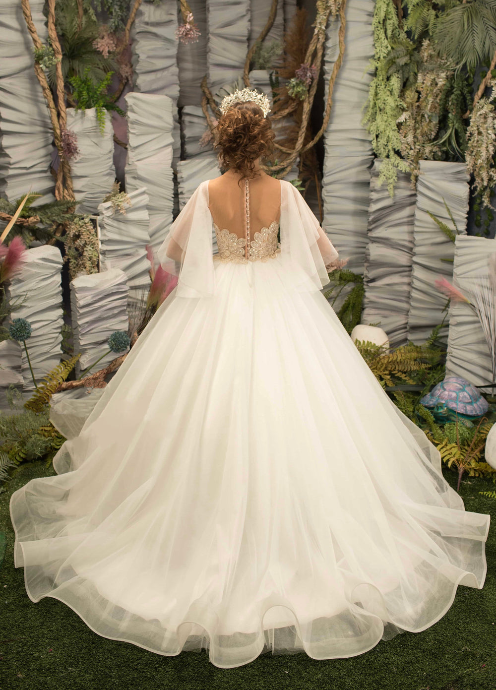 Sunnypetal Cloak Sleeves Ivory Tulle Flower Girl Dresses Gold Embroidered Sequins Communion Dress