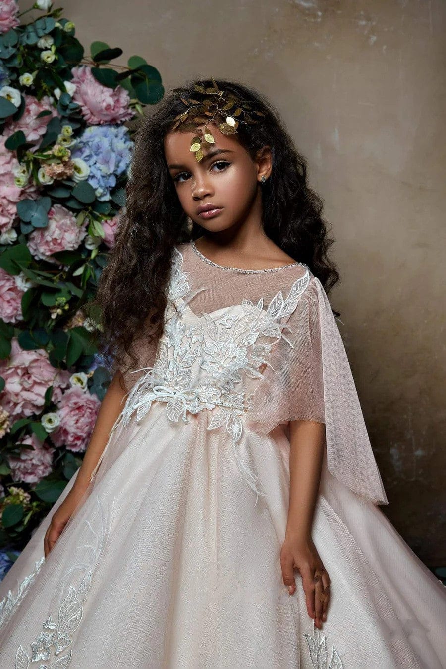 Sunnypetal Elegant Cape Sleeves Lace Appliqué Tulle Flower Girl Dress Communion Gown