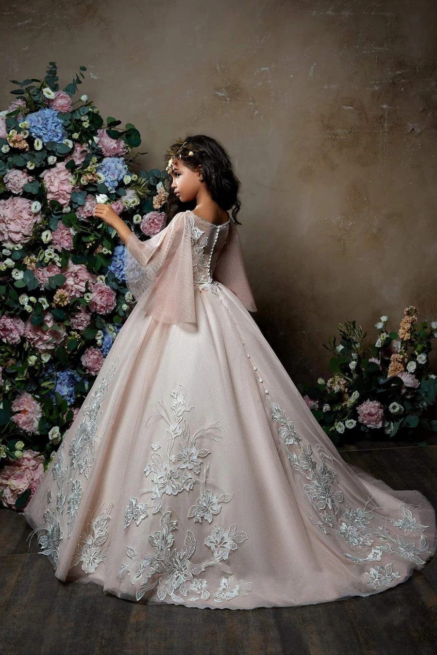 Sunnypetal Elegant Cape Sleeves Lace Appliqué Tulle Flower Girl Dress Communion Gown