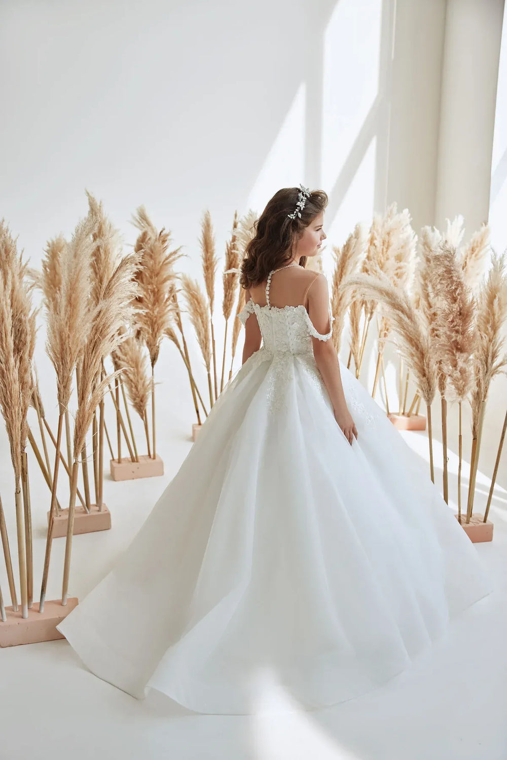 Sunnypetal Elegant Off-Shoulder Floral Applique Tulle Flower Girl Gown for Weddings