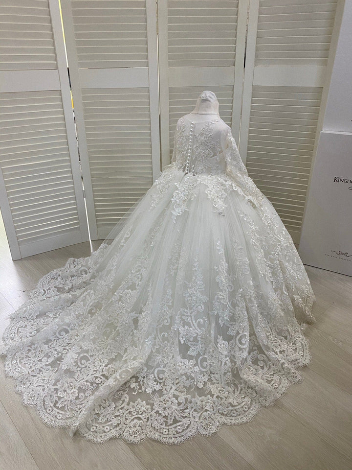 Sunnypetal Elegant White Lace Train Flower Girl Gown First Communion Dress