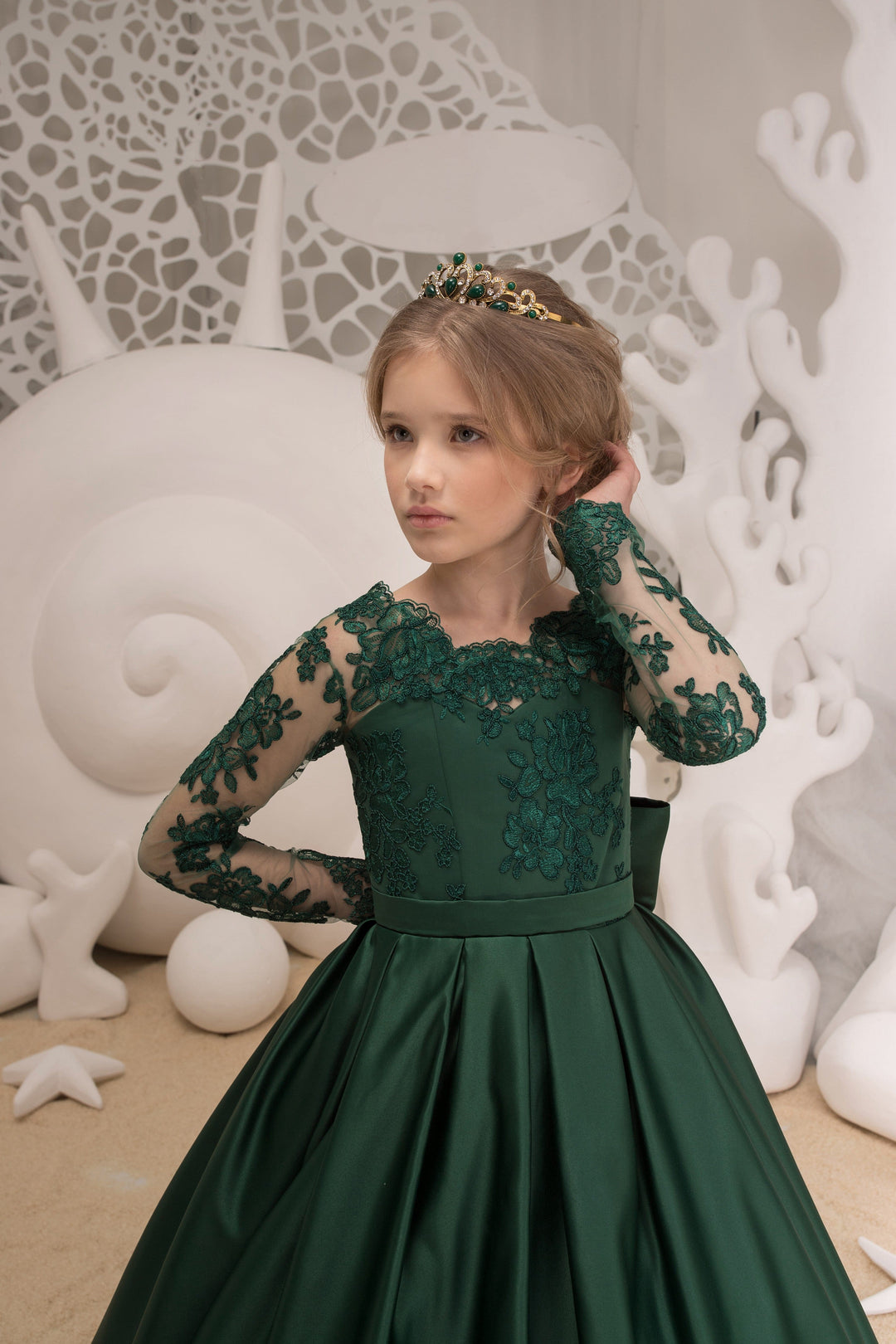 Sunnypetal Enchanting Long Sleeves Lace Appliques V Back A-Line Satin Flower Girl Dresses
