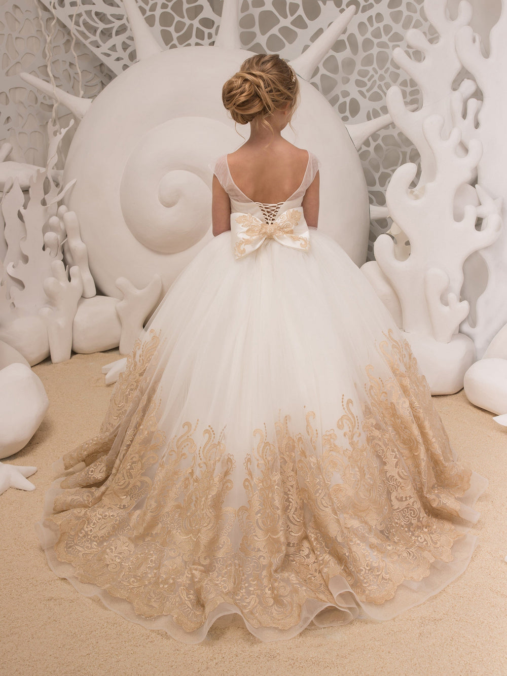 Sunnypetal Exquisite Embroidery Appliques Flower Girl Dress Long Tulle Train Dress with Bow