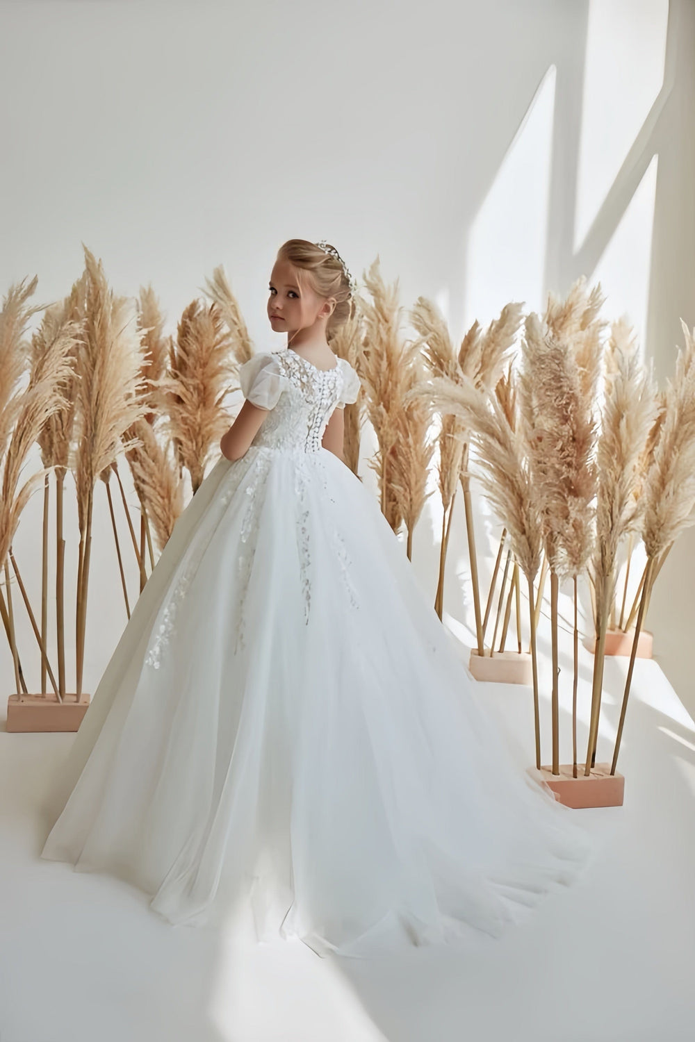 Sunnypetal Exquisite Off White Puff Sleeves Appliques Tulle Flower Girl Dresses Wedding Dress