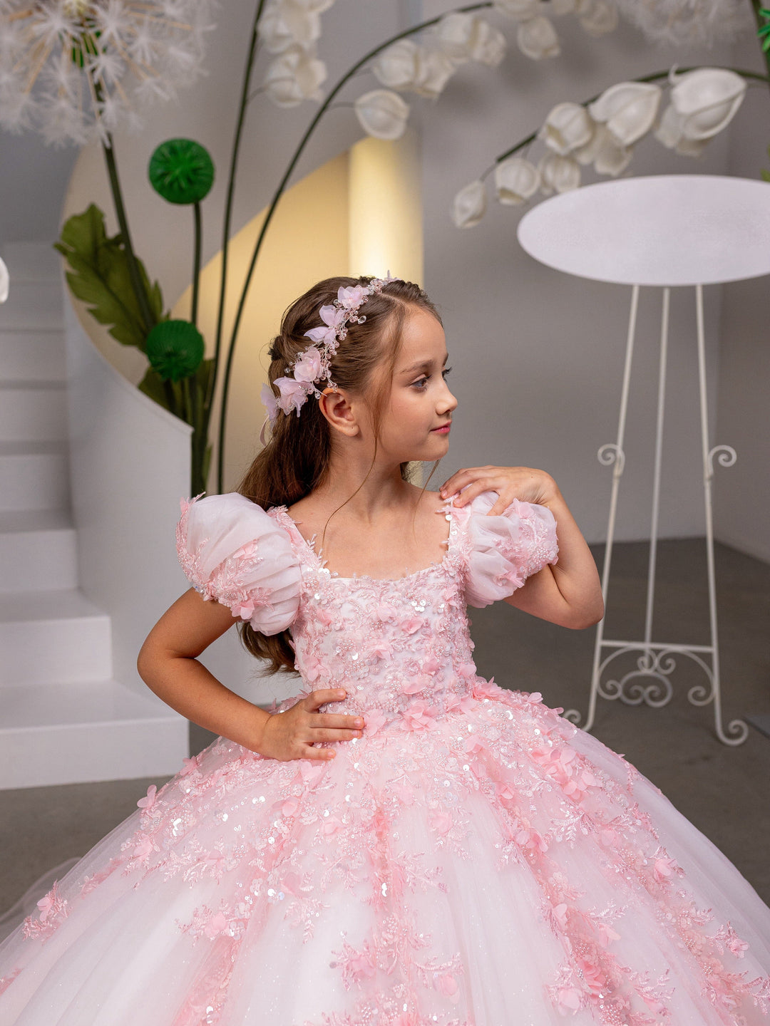 Sunnypetal Exquisite Puff Sleeve Glittering Tulle Flower Girl Dress with Floral Appliqués