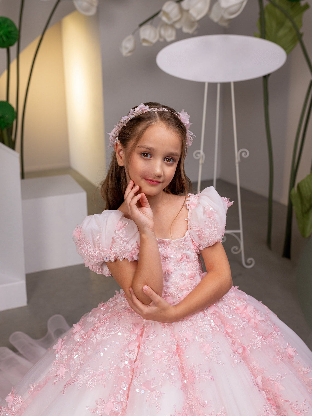 Sunnypetal Exquisite Puff Sleeve Glittering Tulle Flower Girl Dress with Floral Appliqués