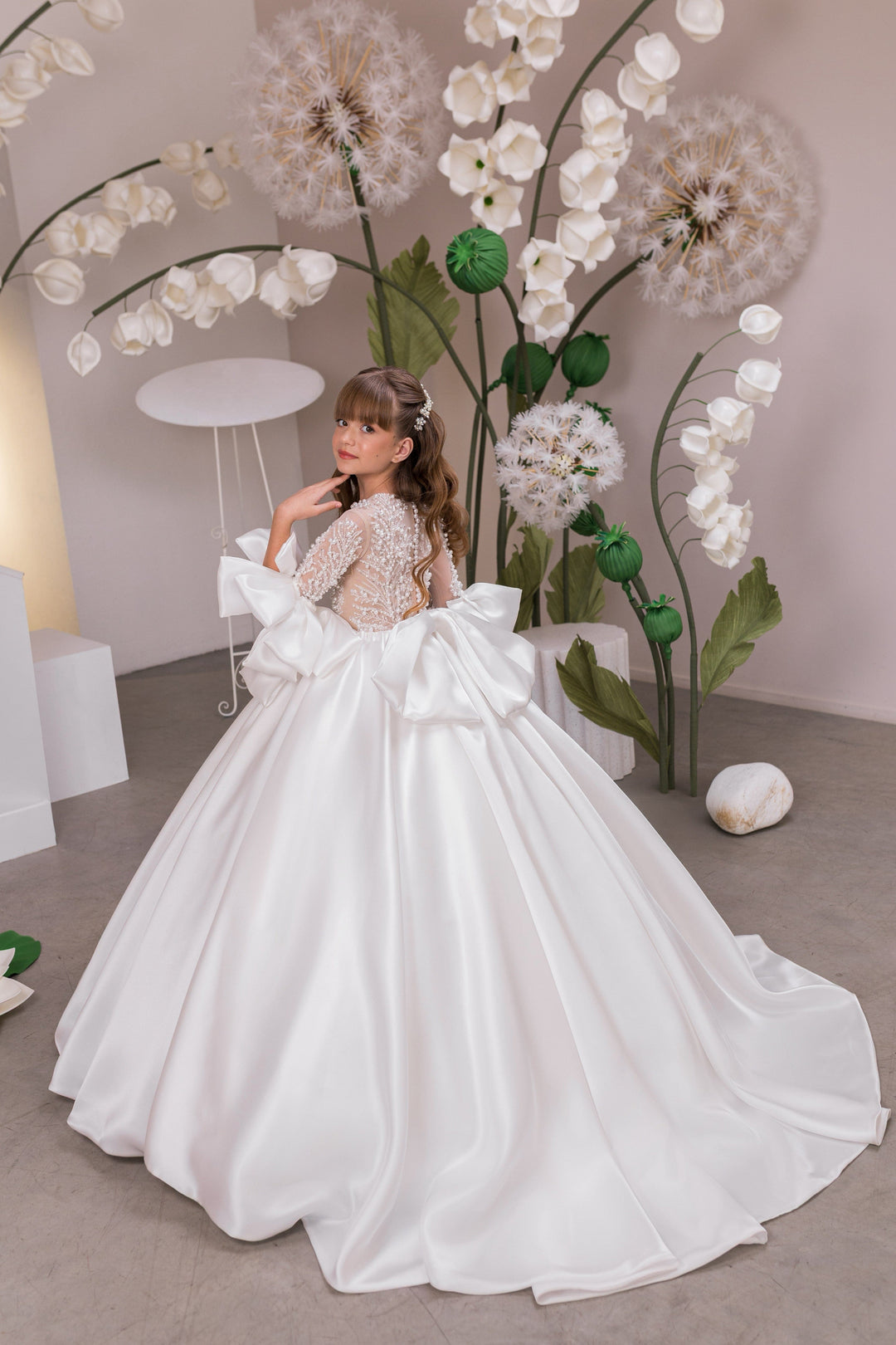 Sunnypetal Luxurious Long Sleeves Pearls Satin Flower Girl Dresses with Bow