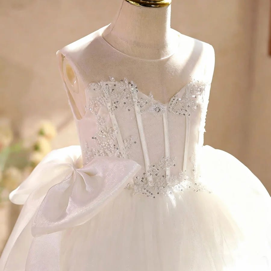 Sunnypetal Luxury White Tulle Princess Flower Girl Dress with Beaded Applique &amp; Elegant Bow