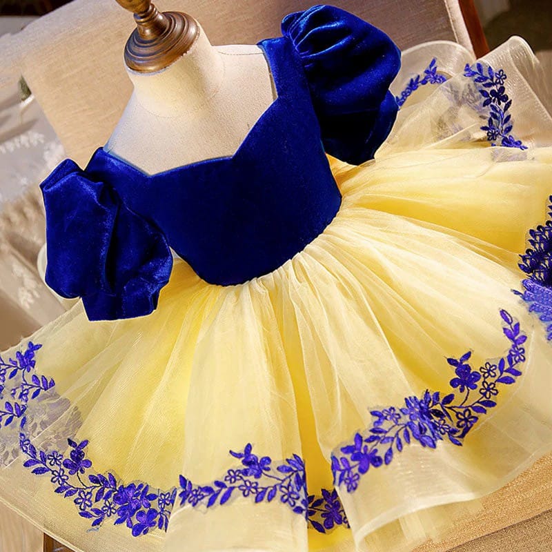 Sunnypetal Sweetheart Velvet Knee-Length Tulle Princess Flower Girl Dress with Red Bow
