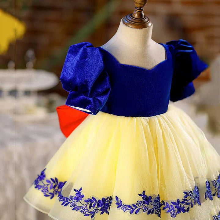 Sunnypetal Sweetheart Velvet Knee-Length Tulle Princess Flower Girl Dress with Red Bow