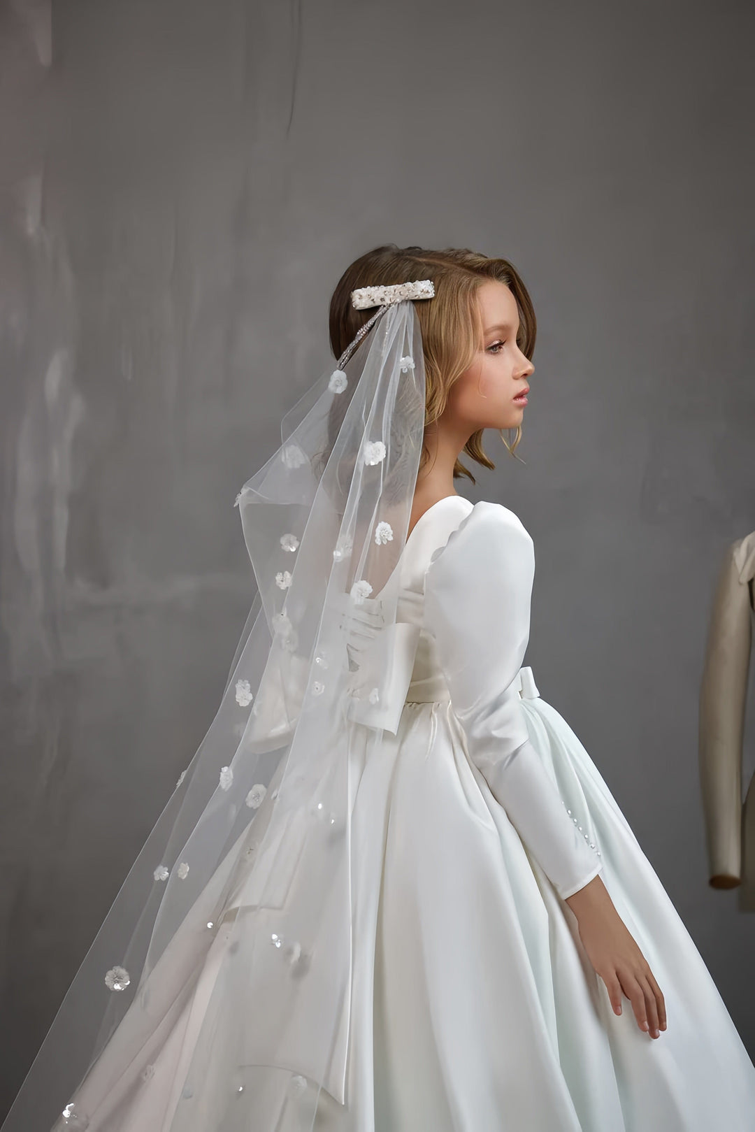 Sunnypetal White Gorgeous Satin Ball Gown Flower Girl Dresses First Holy Communion Dress