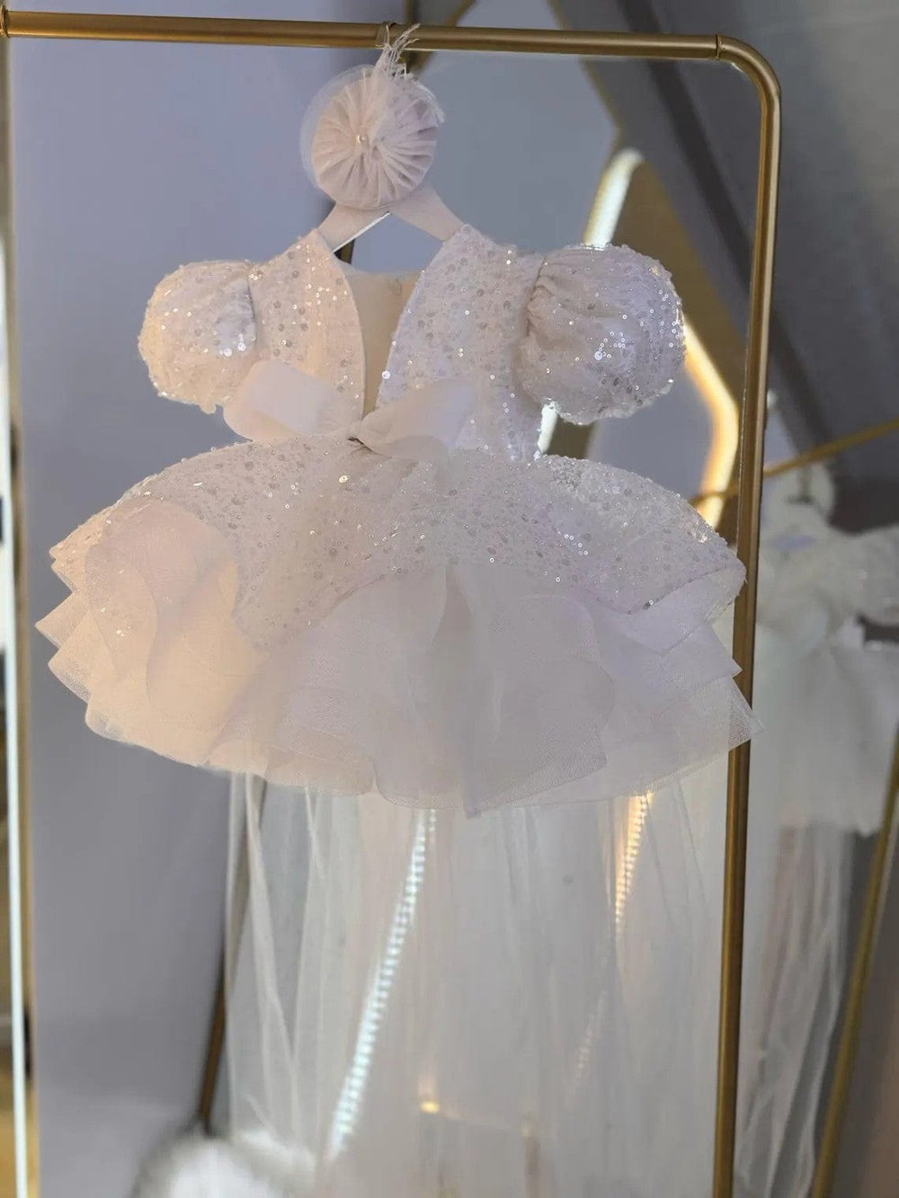 Sunnypetal White Puff Sleeves V-Neck Sequin Bow Flower Girl Dresses with Tulle Train